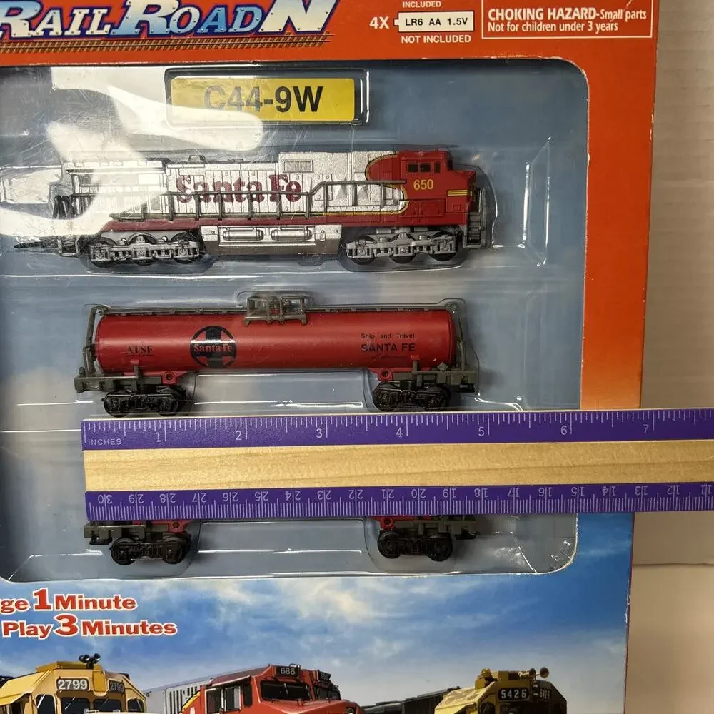 New-Ray RailRoad N Scale Santa Fe C44-9W Diecast Battery Operated Train Set